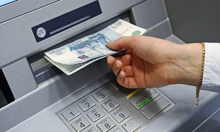 Депутат Госдумы призвал россиян «не превращаться в хипстеров» и носить с собой наличные