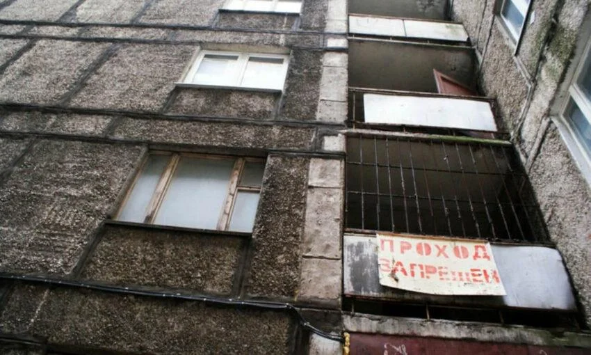 Падающий дом не могут снести уже полтора года
