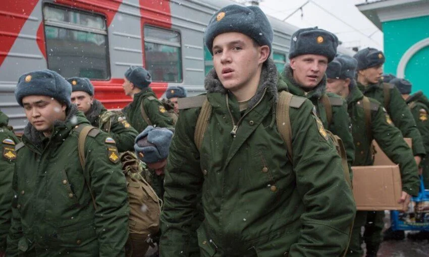 Более 1000 срочников планируют призвать на службу этой осенью