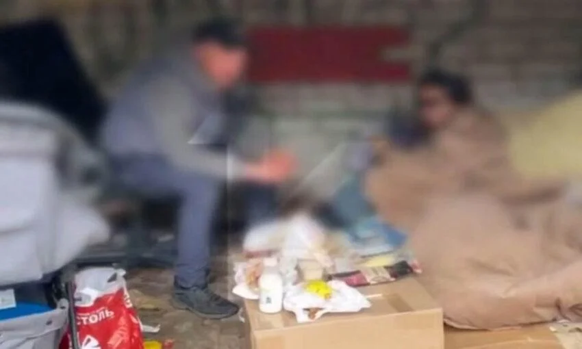 В Калининграде бездомные поселились на мусорной площадке