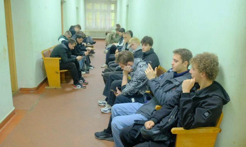 Более 400 человек хотят призвать в армию осенью