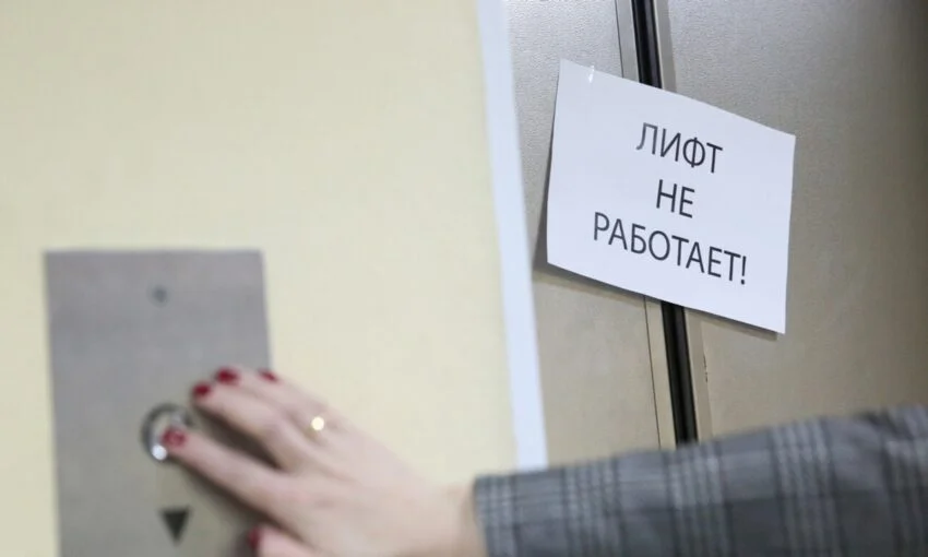 В Калининграде инвалид поднимается пешком на 10‑й этаж после гемодиализа, потому что лифт не работает уже неделю