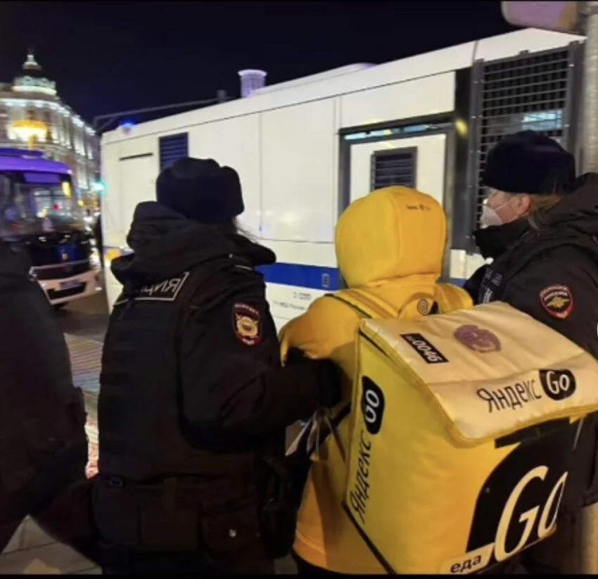 Полиция зарабатывает меньше курьеров